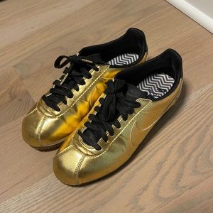 LIGHTLY WORN LIMITED EDITION NIKE CORTEZ GOLD SNEAKERS SIZE US8